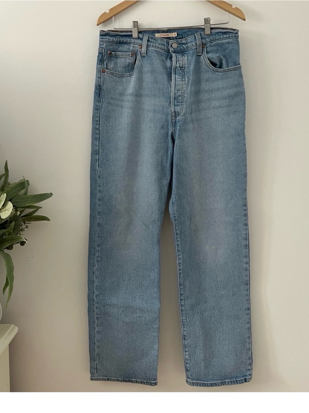 LEVI’s Ribcage Straight Light wash button fly Blue Jeans